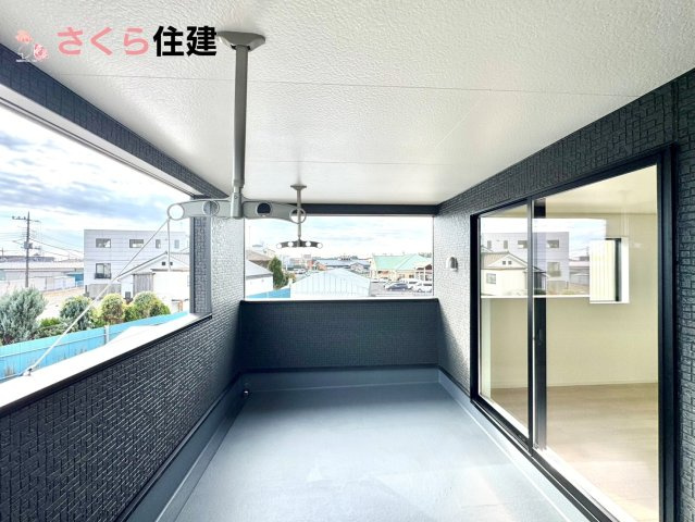 クレイドルガーデン　宇都宮市川田町第6　11号棟のバルコニー|急な雨でも安心なインナーバルコニー♪家族全員分の布団もゆったり並べられるます♪