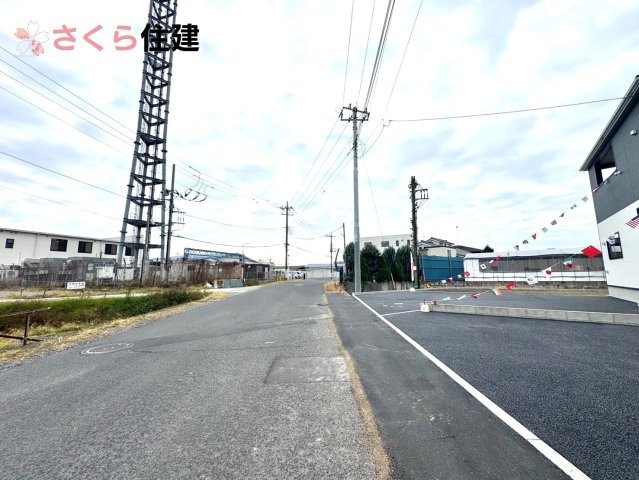 クレイドルガーデン　宇都宮市川田町第6　11号棟の前面道路含む現地写真|前面道路幅員7.6ｍ　車の通りが少ない為慌てずに出入りしやすいです。