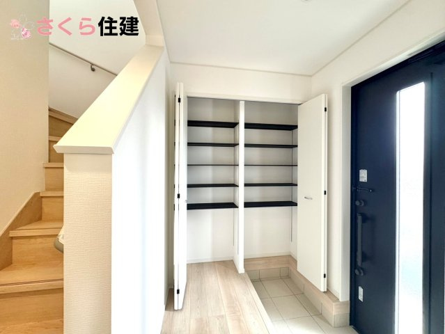 クレイドルガーデン　宇都宮市川田町第6　11号棟の玄関|人を迎え入れる最初の場所は清潔感がある空間にして、帰った時も『我が家』を最初に感じて貰える素敵な空間