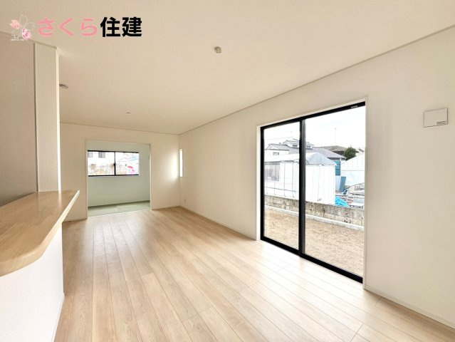 クレイドルガーデン　宇都宮市川田町第6　11号棟の居間・リビング|17帖LDKはキッチンで家事をしながらでもお子様に一対一で向き合える時間が作れます！！