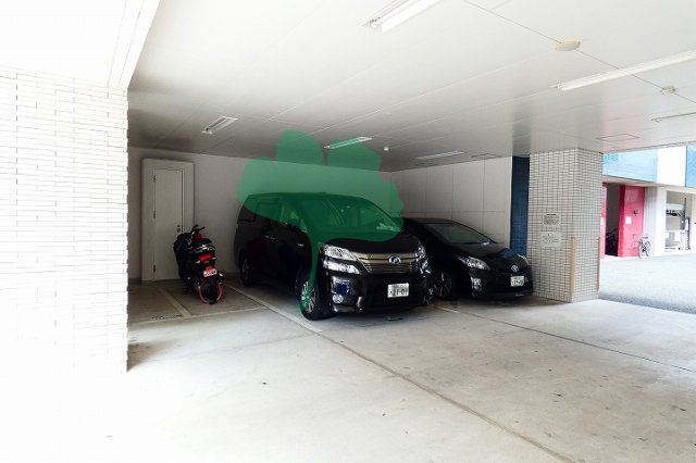 エンクレスト博多3の駐車場