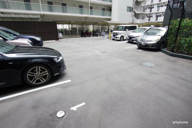 プレサンス新大阪ザ・シティ　仲介手数料無料の駐車場