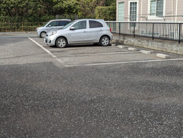 ユニフローラの駐車場