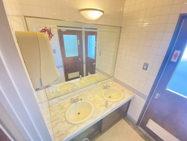 半田　丸万ビルの洗面所