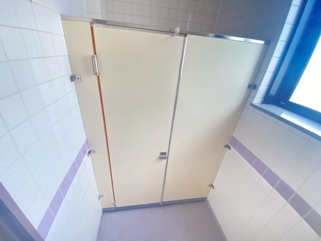 半田　丸万ビルのトイレ