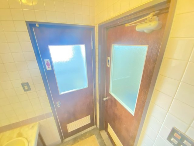 半田　丸万ビルのトイレ