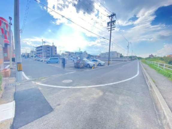 半田　丸万ビルの駐車場