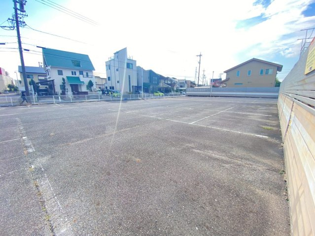 半田　丸万ビルの駐車場