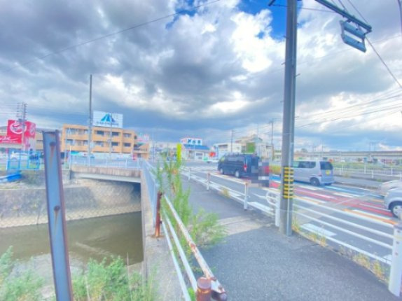 半田　丸万ビルの周辺