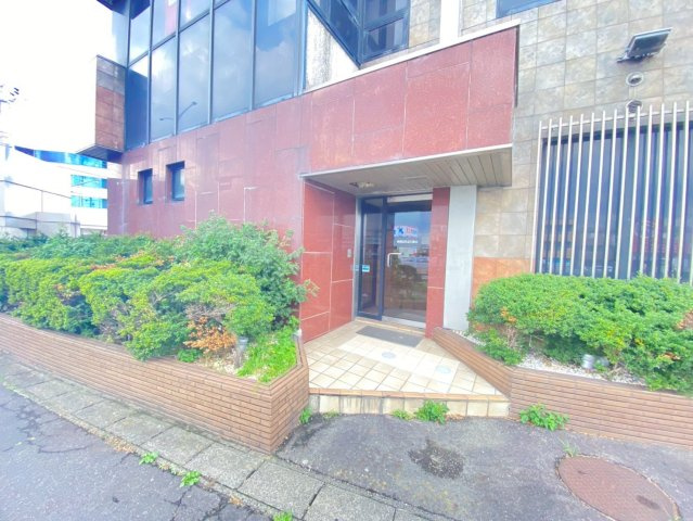 半田　丸万ビルのエントランス