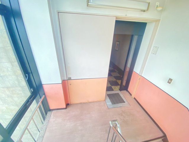 半田　丸万ビルの玄関