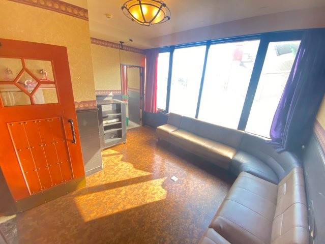 半田　丸万ビルの内装