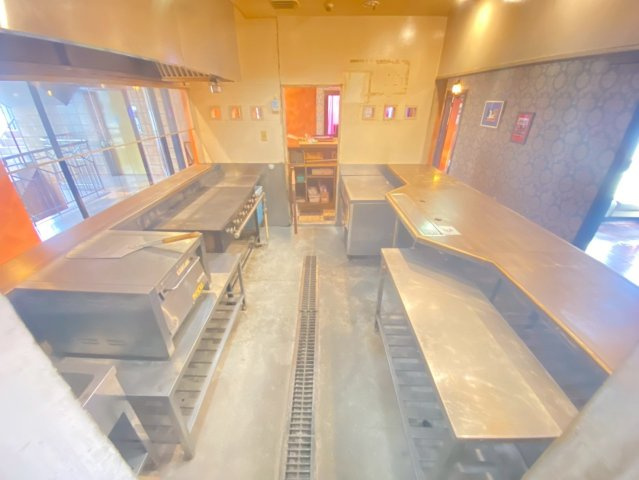 半田　丸万ビルの内装