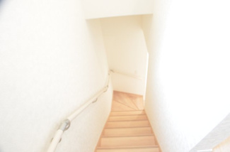 【内装】 | さいたま市桜区中島４丁目（全４棟） | 【４号棟】階段スペースは採光も入る明るい雰囲気です。手摺りもついて安心です。