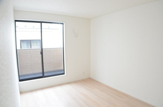 【洋室】 | さいたま市桜区中島４丁目（全４棟） | 【４号棟】一人ひとり違う「快適な条件」を実現するため内装はシンプルに統一しています。飾り過ぎず拘り過ぎないデザインです。