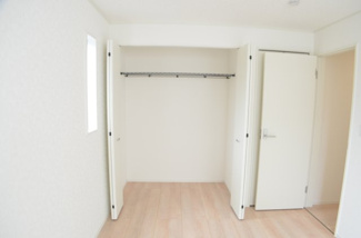 【収納】 | さいたま市桜区中島４丁目（全４棟） | 【４号棟】奥行のある収納力抜群のクローゼット。全ての服が見てわかるので選択がしやすいのが何より便利です。