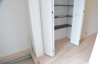 【玄関】 | さいたま市桜区中島４丁目（全４棟） | 【４号棟】我が家の顔「玄関」。清潔感ある玄関が大切なお客様やご家族を迎えてくれます。