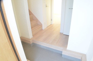 【玄関】 | さいたま市桜区中島４丁目（全４棟） | 【2号棟】我が家の顔「玄関」。清潔感ある玄関が大切なお客様やご家族を迎えてくれます。