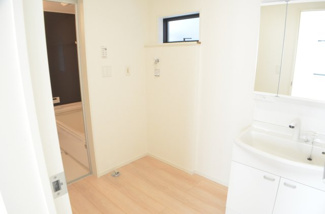 【脱衣所】 | さいたま市桜区中島４丁目（全４棟） | 【４号棟】洗面台は大きさ充分！脱衣スペースも広くお子様の入浴後のお着換えも楽々です。