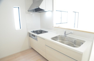 【キッチン】 | さいたま市桜区中島４丁目（全４棟） | 【４号棟】料理しながらでも、リビング全体が見渡せるので家族と会話しながら家事ができます。