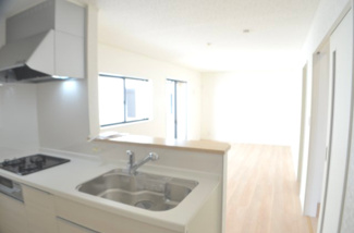 【居間・リビング】 | さいたま市桜区中島４丁目（全４棟） | 【４号棟】家族とのコミュニケーションが取りやすいカウンターキッチン。家族の笑顔が溢れますね。