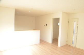 【居間・リビング】 | さいたま市桜区中島４丁目（全４棟） | 【2号棟】快適なリビングの条件「陽当たり、通風、開放感」が実現されています。自然なぬくもりが感じられるシンプルで落ち着いた雰囲気のリビングです。