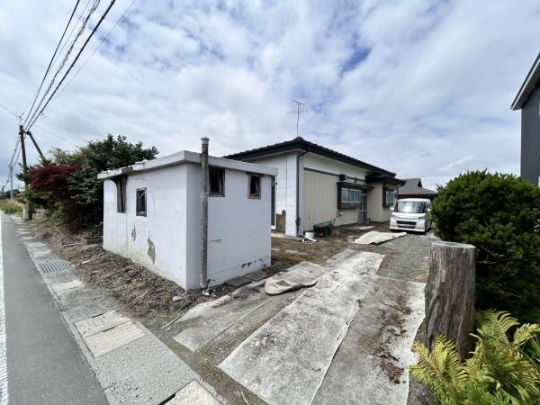 八戸市大字市川町字古館の駐車場|【リフォーム前】物置解体、庭木伐根し駐車場を拡張する予定です。並列4台停めれるようになる予定です。