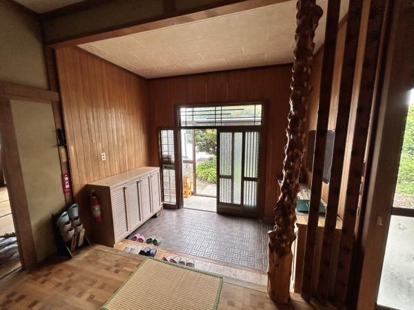 八戸市大字市川町字古館の玄関|【リフォーム前】玄関ホールの写真です。シューズボックスは新品に交換します。