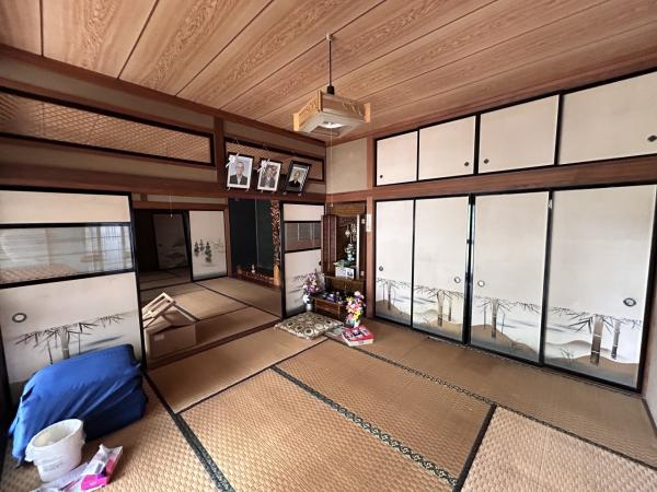 八戸市大字市川町字古館の和室|【リフォーム前】北東側8帖和室の写真です。