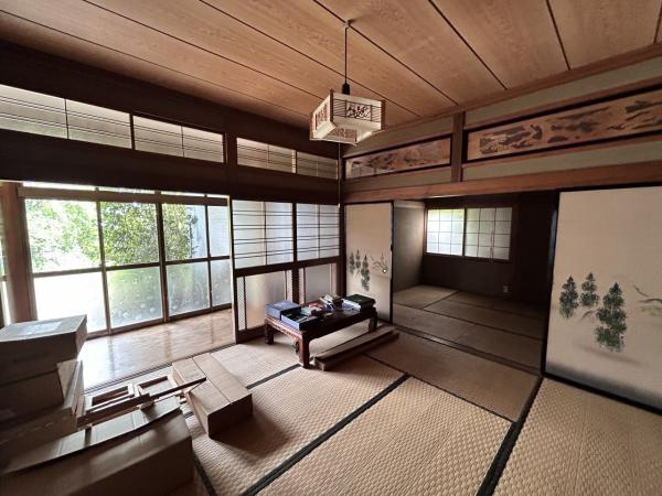 八戸市大字市川町字古館の和室|【リフォーム前】北東側8帖和室の別アングルの写真です。