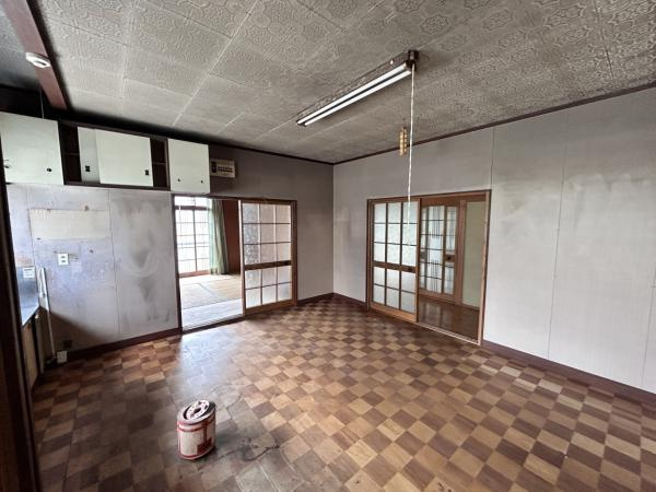 八戸市大字市川町字古館の居間・リビング|【リフォーム前】約21.5帖のリビングにリフォームする予定のお部屋の別アングルの写真です。