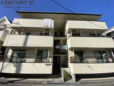 白を基調とした建物です。