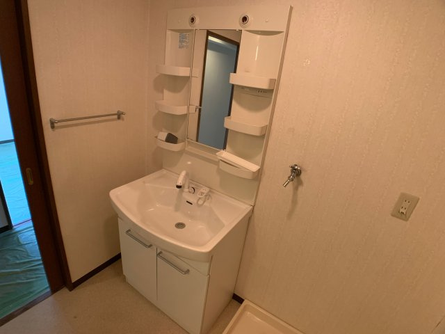 収納棚付きで便利な洗面台です☆