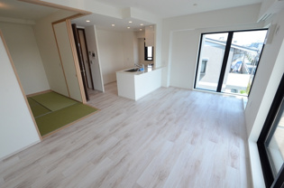 カウンターキッチン付きのリビングです。