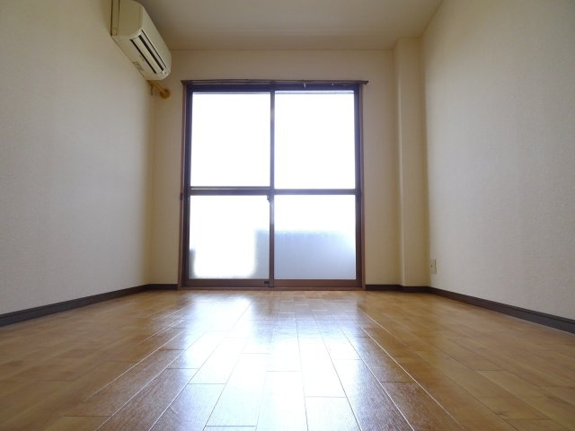 レジデンスカワセの洋室