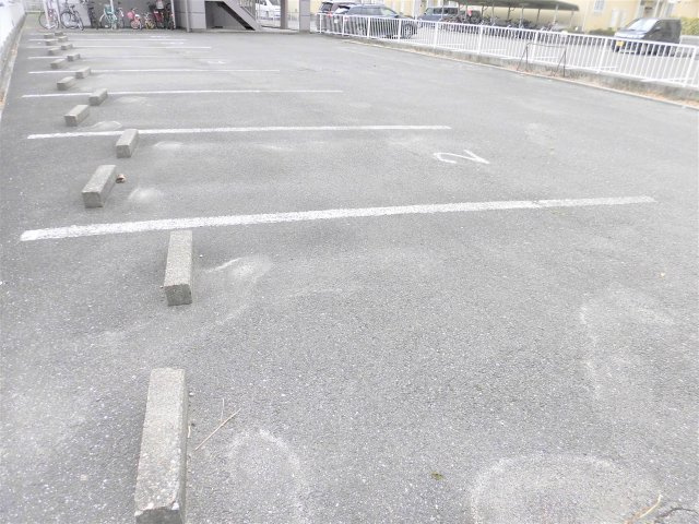 レジデンスカワセの駐車場