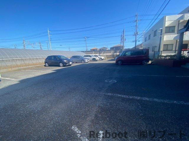 メゾン辰和の駐車場