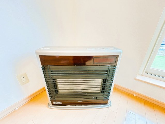 【冷暖房・空調設備】 | 足寄郡陸別町字陸別原野基線３３０－１０１　平家建中古売家 | 【現況】暖房設備です。FFストーブです。