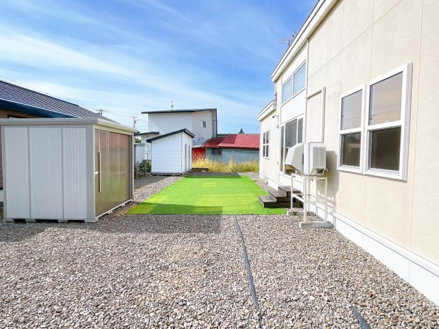 【庭】 | 足寄郡陸別町字陸別原野基線３３０－１０１　平家建中古売家 | 【現況】庭には人工芝が敷いてあります。