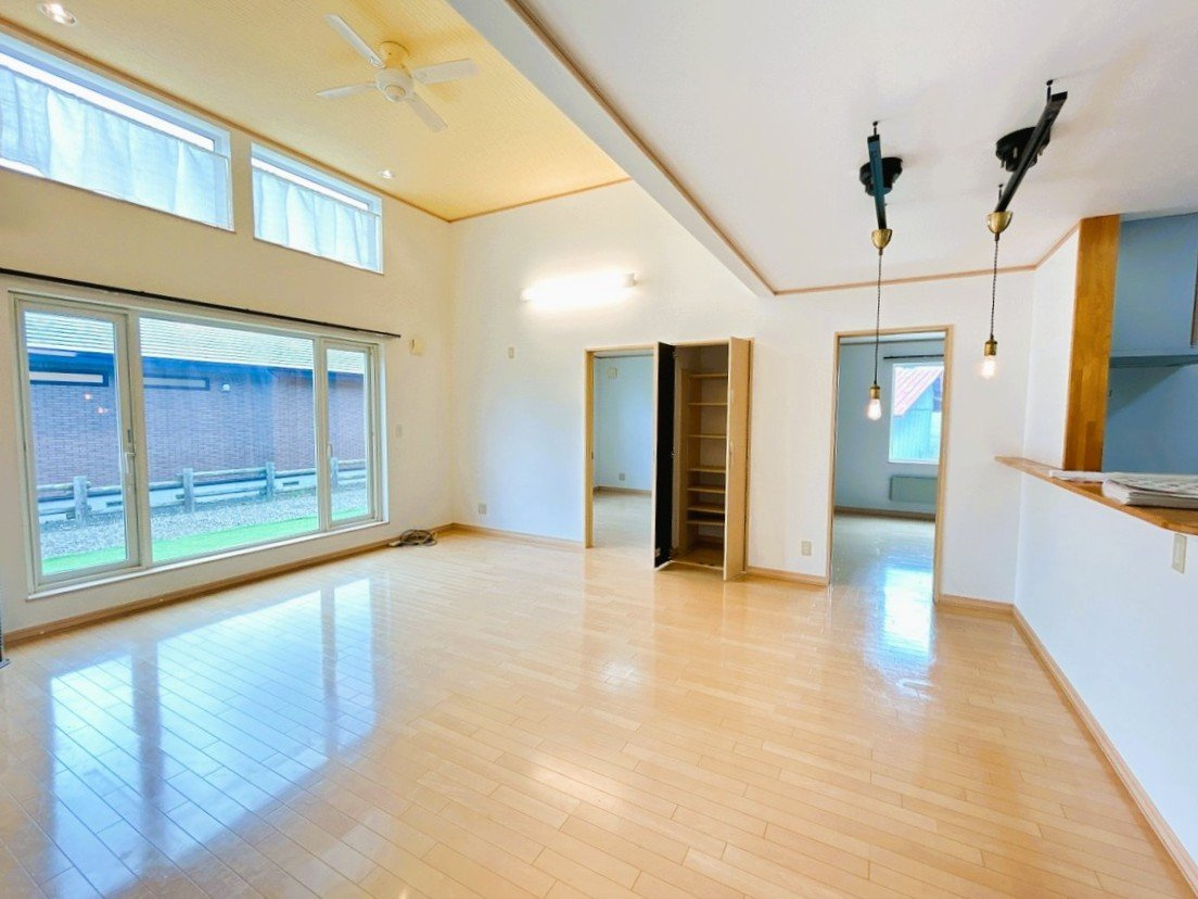 足寄郡陸別町字陸別原野基線３３０－１０１　平家建中古売家の居間・リビング|【現況】リビング別アングルです。