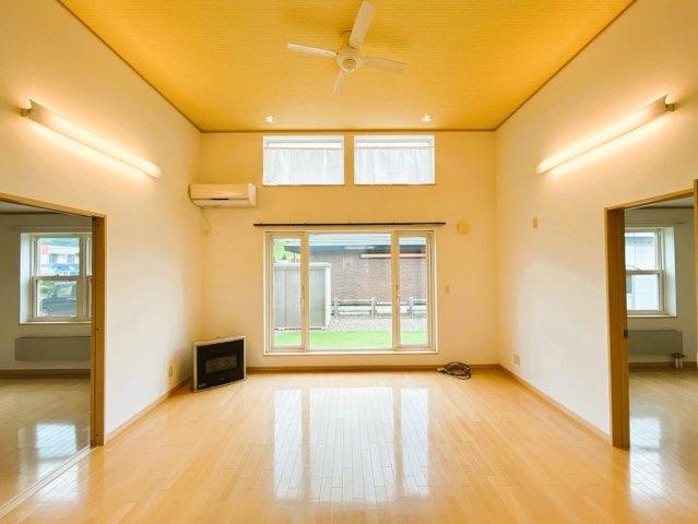 【居間・リビング】 | 足寄郡陸別町字陸別原野基線３３０－１０１　平家建中古売家 | 【現況】リビング別アングルです。