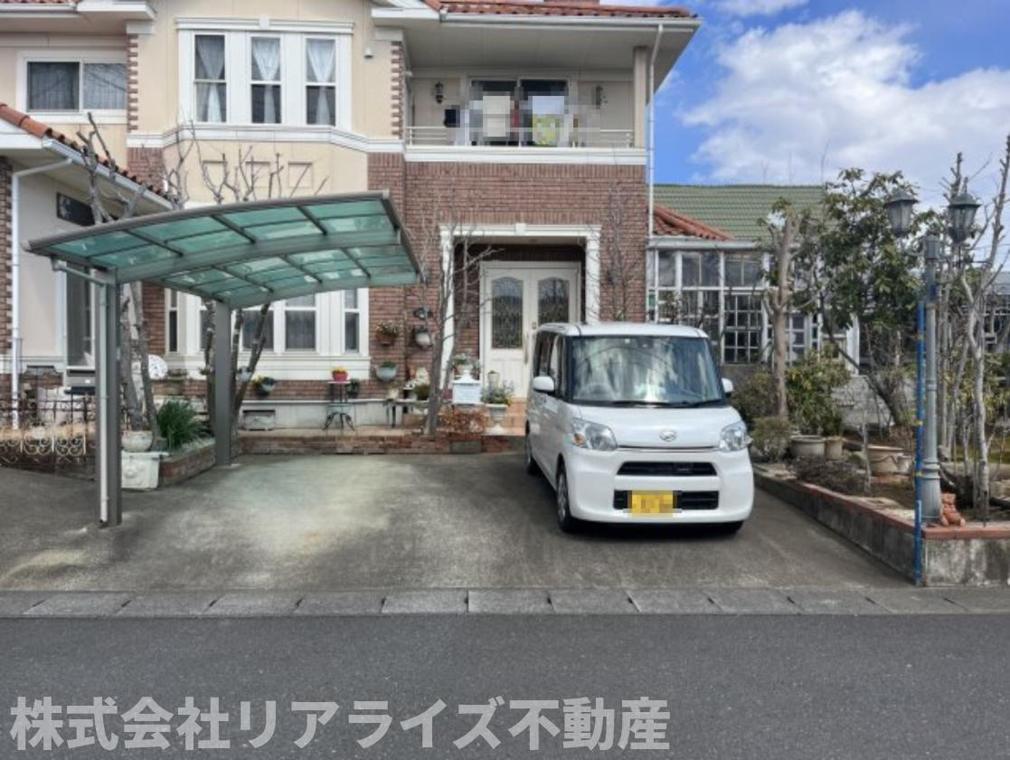 ひたちなか市　ヨーロピアン調住宅の駐車場