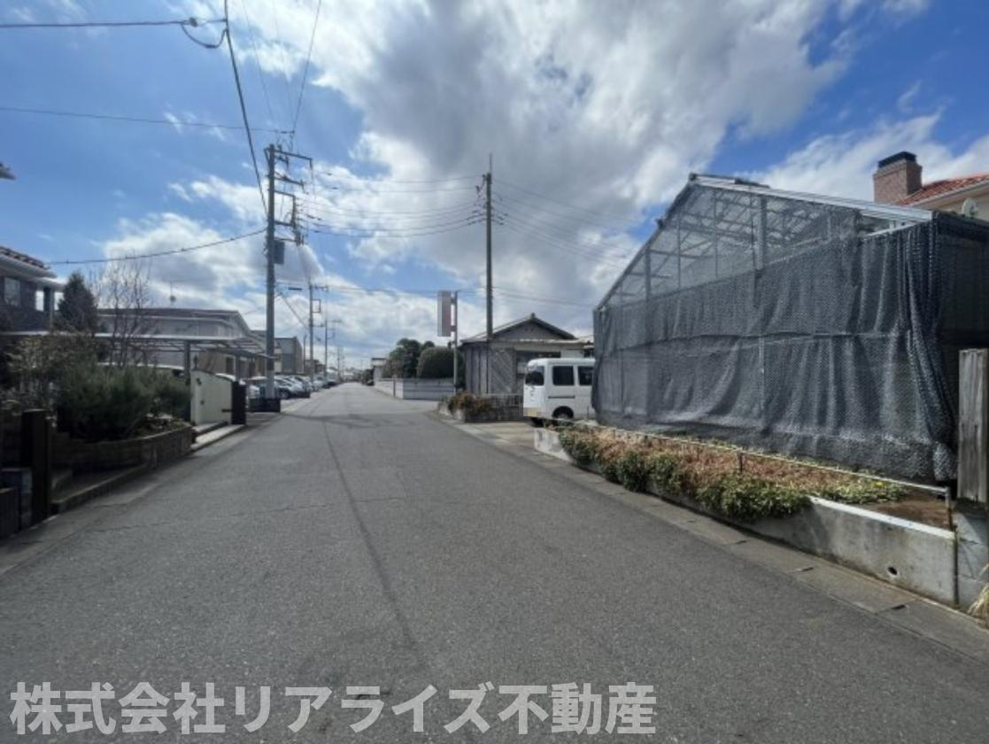 ひたちなか市　ヨーロピアン調住宅の前面道路含む現地写真