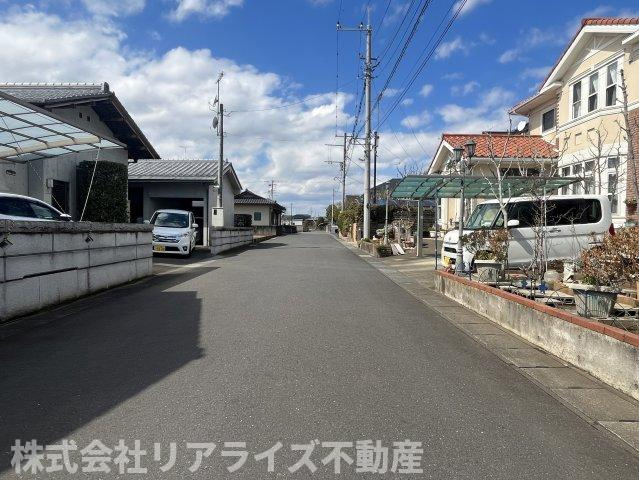 ひたちなか市　ヨーロピアン調住宅の前面道路含む現地写真