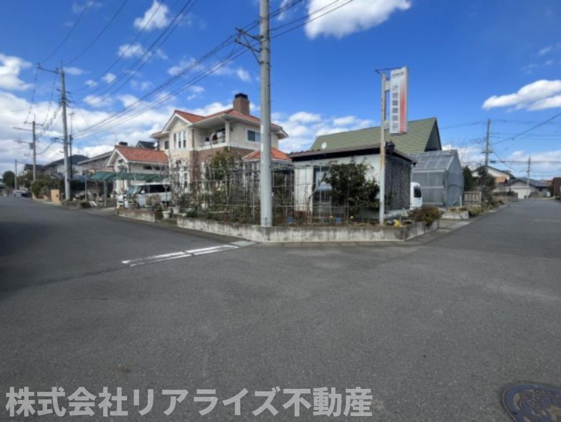 ひたちなか市　ヨーロピアン調住宅の前面道路含む現地写真