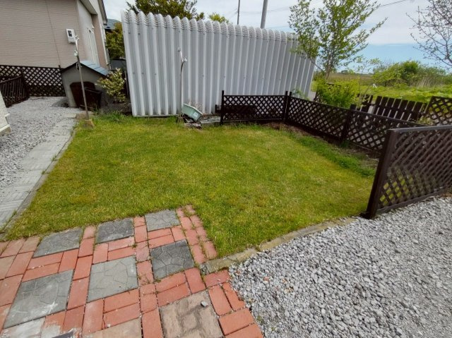 大楽毛二線【平屋】中古住宅の庭|芝生敷いてます！ウッド調のフェンスも◎
