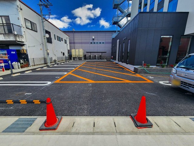 KARIYA ISSHIKI BLDの駐車場