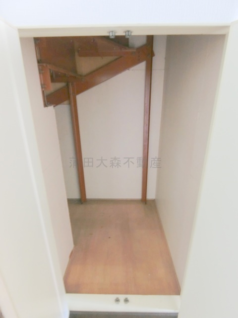本羽田1丁目　戸建ての収納|玄関廊下階段下収納スペース