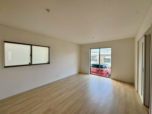 クレイドルガーデンうるま市石川 第７・１号棟の居間・リビング|明るく広々としたLDK16帖＋納戸1.5帖