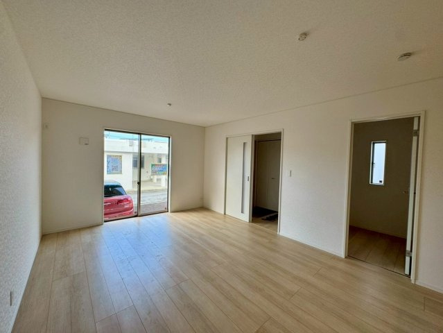 クレイドルガーデンうるま市石川 第７・１号棟の居間・リビング|明るく広々としたLDK16帖＋納戸1.5帖